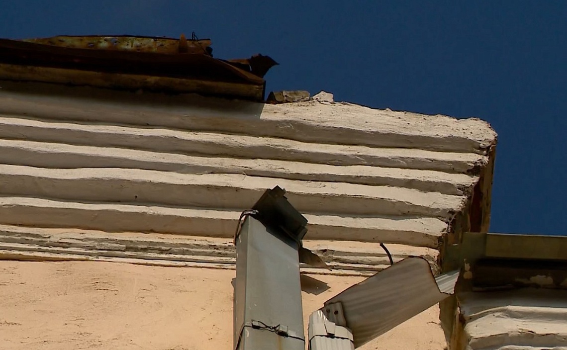 В центре Пензы с крыши дома на тротуар обрушилась кирпичная кладка